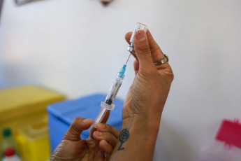 Posadas, Argentina.- In the photos taken on January 26, 2024, health professionals participate in a dengue vaccination day. The dengue vaccine is administered free of charge to people between 20 and 40 years old amid the great increase in dengue cases in Misiones. While the death toll rises to 6.