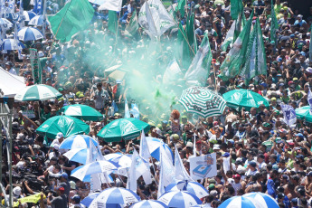 Buenos Aires, Argentina.- En las fotos tomadas el 24 de enero del 2024, manifestantes en la Plaza Congreso, con cortes parciales para el tránsito vehicular, en el marco del paro y movilización convocado por la CGT. Argentina vive su primera huelga general desde 2019, convocada por la principal central sindical del país, contra las amplias reformas impulsadas por el Gobierno del libertario Javier Milei.