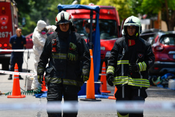 Buenos Aires.- En la foto tomada el 11 de enero de 2024, dos operarios de un laboratorio farmacéutico del barrio porteño de Mataderos debieron ser asistidos por el SAME este mediodía, tras el derrame de material tóxico, mientras que bomberos de la Ciudad de Buenos Aires procedieron a evacuar al resto del personal que se encontraba en el edificio sin que se registraran más afectados por el incidente, informaron fuentes policiales.