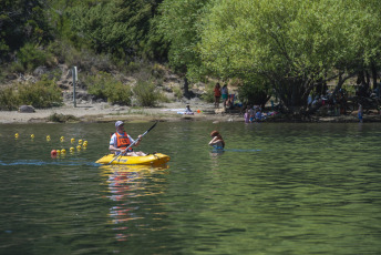 Bariloche, Argentina.- In the photos taken on January 23, 2024, thousands of locals and tourists fill the lake beaches of San Carlos de Bariloche during the summer season. The National Meteorological Service (SMN) issued yellow alerts for heat and extreme temperatures for eight provinces. The meteorological agency indicated that the affected areas will reach the entire territory of Tierra del Fuego and Río Negro, south and west of Santa Cruz, east of Chubut, east of Neuquén and Mendoza, west of La Pampa and south of Buenos Aires.