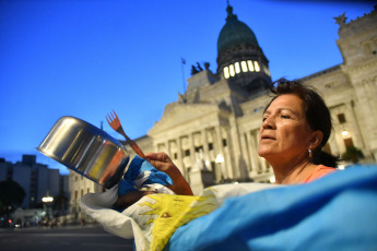 Buenos Aires, Argentina.- In the photos taken on January 3, 2024, residents of the city of Buenos Aires and other parts of the country demonstrated with banging pots and pans in various parts of this capital, while protests were replicated in other areas of the country. country against the Decree of Necessity and Urgency (DNU) of economic deregulation and the omnibus law of the government of Javier Milei.