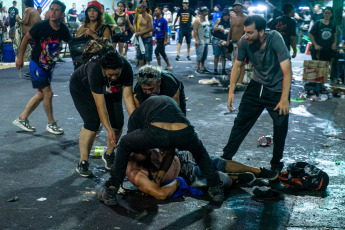 Buenos Aires- En la foto tomada el 6 de enero de 2024, incidentes durante el Recital de la Renga en las inmediaciones del estadio de Racing Club. uando el show de La Renga en el estadio de Racing entraba en la recta final de canciones, el público comenzó a entonar uno de esos cantitos que son frecuentes en recitales de rock, en el último tiempo: “El que no salta votó a Milei”. Fuera del estadio hubo corridas, algunos enfrentamientos con la Policía y hasta un personal de seguridad que arremetió con brutalidad contra un fan que lo increpó.