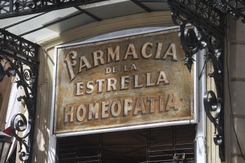 Buenos Aires, Argentina.- En las fotos tomadas el 23 de enero del 2024, muestra una farmacia de la ciudad de Buenos Aires. El Ministerio de Salud de la Nación avanza en la reglamentación del DNU sobre los artículos vinculados a la prescripción de medicamentos y su comercialización. Los médicos deberán consignar el nombre genérico o denominación común internacional en la receta, aunque también podrán sugerir una marca comercial que el farmacéutico podrá sustituir por otra de menor precio a pedido del consumidor, al tiempo que definió que la venta libre de medicamentos en establecimientos no habilitados como farmacias estará limitada a los antiácidos y analgésicos.