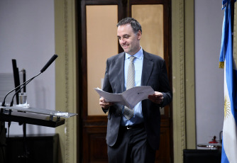 Buenos Aires.- En la foto tomada el 9 de enero de 2024, el vocero presidencial, Manuel Adorni, adjudicó hoy la suba en las cotizaciones de los dólares financieros registrada en las últimas jornadas a los “rumores” de posibles rechazos a la ley ómnibus que hoy comienza a tratarse en el Congreso y a las medidas cautelares que suspendieron algunos puntos del Decreto de Necesidad y Urgencia que desregula la economía. En ese sentido, aseguró que el incremento de la brecha cambiaria es una “pequeña muestra gratis” de lo que puede ocurrir en la economía si el Congreso no aprueba las iniciativas del Poder Ejecutivo.