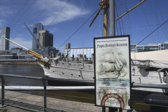 Buenos Aires.- En la foto tomada el 11 de enero de 2024, la Fragata Sarmiento en el puerto de Buenos Aires. Con tres promociones de la Escuela Naval Militar Argentina a bordo, partía, hace 125 años, el primer viaje de instrucción de la Fragata ARA Presidente Sarmiento, un buque escuela innovador y moderno que cambió radicalmente la formación naval en el país y que, en la actualidad, continúa con esa misión desde el Dique III de Puerto Madero, en donde funciona como Buque Museo.