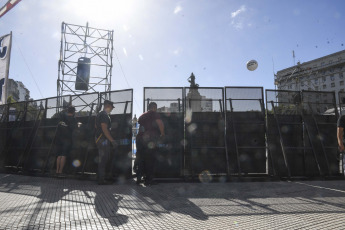 Buenos Aires, Argentina.- En las fotos tomadas el 24 de enero del 2024, trabajadores y militantes de las organizaciones sindicales nucleadas en la CGT y las dos CTA y de los movimientos sociales pertenecientes a la Unión de Trabajadores y Trabajadoras de la Economía Popular (UTEP), se concentran desde las 9:00 a.m. (hora local) en la Plaza de los Dos Congresos, como parte de una primera avanzada organizativa de lo que será la movilización de esta tarde contra el proyecto de ley de "Bases" y el DNU 70/2023.