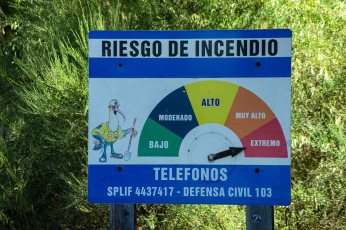 Río Negro, Argentina.- En la foto tomada el 23 de enero de 2024, el Servicio de Prevención y Lucha contra Incendios Forestales (SPLIF) de la localidad rionegrina de El Bolsón realizó advertencias y recomendaciones a turistas y pobladores acerca de las altas temperaturas que azotan a la zona y el peligro de posibles incendios provocados por las mismas.