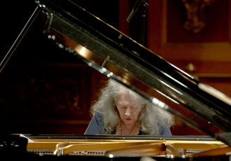 Buenos Aires.- Archivo (16 de julio de 2023). La pianista Martha Argerich regresó al escenario del Teatro Colón en el festival que lleva su nombre. el Teatro Colón consiguió una aproximación notable: como parte del proyecto "Heritage Collection" restauró una serie de cintas originales de grabaciones históricas y, entre los primeros materiales publicados, aparece un concierto de la pianista argentina Martha Argerich, en 1965, a los 24 años, apenas meses después de haber ganado el primer premio del Concurso Internacional de Piano Frédéric Chopin, en Varsovia, Polonia.