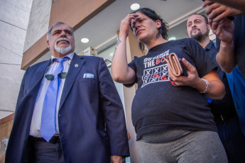 Mar de Ajó, Argentina.- In the photos taken on January 3, 2024, Samanta Ferreyra, mother of Tomás Tello, and the family's lawyer, Miguel Ángel Pierri, leave the prosecutor's office. The eight adults arrested for the crime of Tomás Tello, the 18-year-old young man stabbed to death in the Santa Teresita spa during the New Year celebrations , refused to testify before the prosecutor in the case in a day of investigations that lasted until this morning, judicial sources reported.