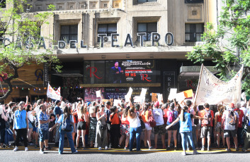 Buenos Aires- En la foto del 13 de enero de 2024, organizaciones del arte y la cultura protestaron frente al Instituto Nacional del Teatro. La protesta fue en contra del proyecto de ley que impulsa el Poder Ejecutivo Nacional y que prevé el cierre de dicho organismo, además de una fuerte reducción del financiamiento a las políticas de fomento al cine y la música.