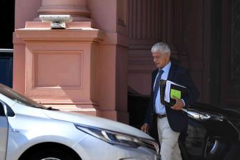 Buenos Aires.- En la foto tomada el 11 de enero de 2024, Mariano Cúneo Libarona, ministro de Justicia, ,sale de la Casa Rosada luego de la Reunión de Gabinete.