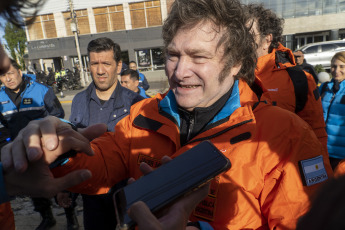 Rīo Gallegos.- In the photo taken on January 6, 2024, President Javiel Milei begins his journey to Antarctica, leaving the hotel greeting the people who were waiting for him. Foreign Minister Diana Monidno and Rafael Grossi, the director of the International Atomic Energy Agency (IAEA), accompanied the president in greetings.