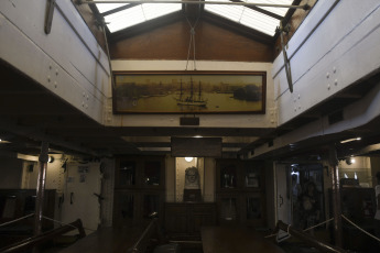 Buenos Aires.- En la foto tomada el 11 de enero de 2024, la Fragata Sarmiento en el puerto de Buenos Aires. Con tres promociones de la Escuela Naval Militar Argentina a bordo, partía, hace 125 años, el primer viaje de instrucción de la Fragata ARA Presidente Sarmiento, un buque escuela innovador y moderno que cambió radicalmente la formación naval en el país y que, en la actualidad, continúa con esa misión desde el Dique III de Puerto Madero, en donde funciona como Buque Museo.