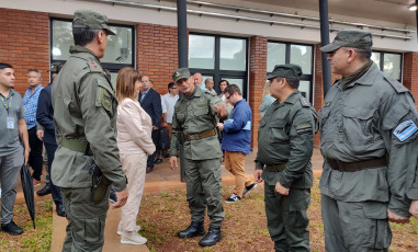 Puerto Iguazú, Argentina.- En las fotos tomadas el 15 de enero del 2024, la ministra de Seguridad de la Nación, Patricia Bullrich, visitó la Triple Frontera, donde inauguró un centro de análisis de inteligencia criminal y reafirmó su política de ser "absolutamente inflexibles" con el delito.