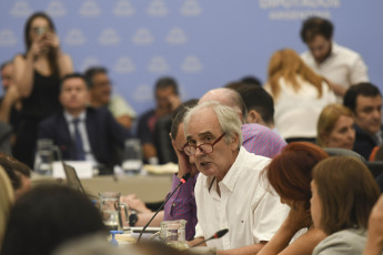 Buenos Aires, Argentina.- En las fotos tomadas el 15 de enero del 2024, Alberto Kornblihtt, investigador superior del CONICET en el plenario de comisiones de la Cámara de Diputados que analiza el proyecto de ley ómnibus retomó su trabajo con la recepción de los testimonios de empresas, asociaciones, ONG's y sectores alcanzados por lo dispuesto en esa iniciativa.