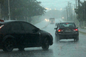 Corrientes.- En la foto tomada el 11 de enero de 2024, con una ruta nacional cortada en dos tramos, evacuaciones y desmoronamientos, el centro y sur de la provincia de Corrientes padece hoy un temporal de lluvia que superó ampliamente sus registros históricos, con marcas de hasta 400 milímetros de agua caída en las últimas horas.