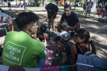 Buenos Aires, Argentina.- En las fotos tomadas el 21 de enero del 2024, las variadas actividades de ciencia, arte y tecnología se volvieron a reeditar por segunda vez, de forma gratuita, en el Parque Saavedra, como forma de reclamo de unos 60 estudiantes de universidades nacionales de carreras científicas, tecnológicas y de arte para pedir por la apertura de la programación de verano del Centro Cultural de la Ciencia (C3) que fue cancelado por las autoridades.