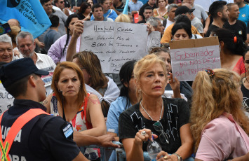 Córdoba.- En la foto tomada el 9 de enero de 2024, una movilización de gremios estatales en rechazo a los despidos de trabajadores públicos de la provincia y la exigencia de ‘reincorporación inmediata’ que, según los datos sindicales, afecta particularmente al sector de la salud.