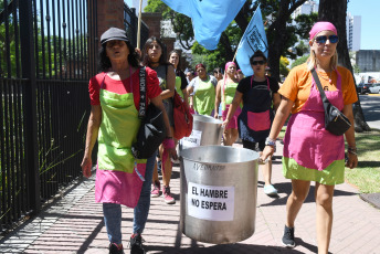 Buenos Aires, Argentina.- En las fotos tomadas el 15 de enero del 2024, la organización social "Somos Barrios de Pie" realiza una protesta frente a la Quinta de Olivos -residencia presidencial- en Buenos Aires, Argentina. Los manifestantes, reclaman de manera pacífica la entrega de alimentos para los comedores barriales, en medio de un importante despliegue de efectivos policiales.