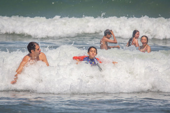 Mar del Plata, Argentina.- En las fotos tomadas el 2 de enero del 2024, turistas disfrutan en las playas de Mar del Plata. En 2020, apenas 3.685.937 personas visitaron la ciudad Mar del Plata. En 2021, post pandemia, los ingresos repuntaron y alcanzaron registros similares a 2004: 6.644.442 turistas. Para 2022, la cifra trepó a 8.853.245 y dejó la vara alta. Al año siguiente, La Feliz volvió a romper su propio récord: en 2023, recibió 9.013.380 personas y, en los últimos tres años, triplicó la cantidad de turistas.