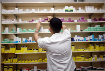 Buenos Aires.- En la foto tomada el 11 de enero de 2024, medicamentos en una farmacia de Buenos Aires. El precio de los medicamentos más usados para el tratamiento de patologías crónicas registró un aumento del 319,1% entre los meses de enero a diciembre de 2023. Según el último informe del Centro de Profesionales Farmacéuticos Argentinos (Ceprofar), esta suba representó casi 100 puntos por encima del índice de precios al consumidor (IPC) publicado por el Instituto Nacional de Estadística y Censos (INDEC).