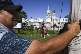 Buenos Aires, Argentina.- En las fotos tomadas el 24 de enero del 2024, trabajadores y militantes de las organizaciones sindicales nucleadas en la CGT y las dos CTA y de los movimientos sociales pertenecientes a la Unión de Trabajadores y Trabajadoras de la Economía Popular (UTEP), se concentran desde las 9:00 a.m. (hora local) en la Plaza de los Dos Congresos, como parte de una primera avanzada organizativa de lo que será la movilización de esta tarde contra el proyecto de ley de "Bases" y el DNU 70/2023.