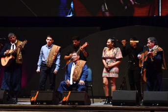 Cosquín, Argentina.- En la foto tomada el 21 de enero de 2024, entre novedades como los debuts de Victoria Birchner y Ariel Ardit, clásicos de la raigambre de Los Manseros Santiagueños y Las Voces de Orán, ratificaciones como el impacto festivalero de Sergio Galleguillo y la solvencia de Franco Luciani y Horacio Banegas, regresos como el de la festiva Cacharpaya y hasta un pedido de casamiento, Cosquín resumió en su apertura el variopinto espíritu que habita su 64° edición.