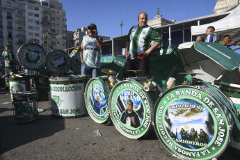 Buenos Aires, Argentina.- En las fotos tomadas el 24 de enero del 2024, trabajadores y militantes de las organizaciones sindicales nucleadas en la CGT y las dos CTA y de los movimientos sociales pertenecientes a la Unión de Trabajadores y Trabajadoras de la Economía Popular (UTEP), se concentran desde las 9:00 a.m. (hora local) en la Plaza de los Dos Congresos, como parte de una primera avanzada organizativa de lo que será la movilización de esta tarde contra el proyecto de ley de "Bases" y el DNU 70/2023.