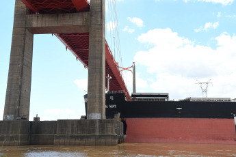 Entre Rios, Argentina.- In the photos taken on January 29, 2024, navigation continues to be interrupted due to the collision of a ship against the Zárate Brazo Largo bridge, the main communication route between the south of the province of Entre Ríos and the north of Buenos Aires, in Argentina. A huge cargo ship flying the Liberian flag collided this Sunday against the first pillar of the Zárate Brazo Largo bridge and navigation at kilometer 171 of the Paraná River was interrupted due to the collision.