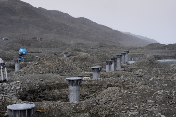 Antártida- En la foto del 13 de enero de 2024, el buque ARA Alte Irízar terminó la primera tanda de desembarco de materiales de construcción, víveres y combustible para el reaprovisionamiento de la base antártica argentina Petrel, donde también se trasladó a la nueva dotación, de 23 personas, y replegó a la dotación saliente, conformada de otras 20, en un despliegue logístico y militar de apoyo a la ciencia que llevó cuatro días operando las 24 horas en el marco de la Campaña Antártica de Verano (CAV).