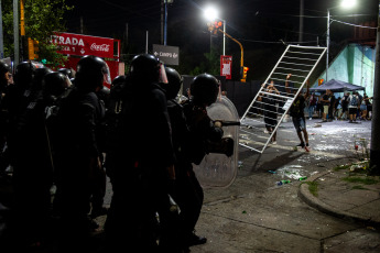 Buenos Aires- En la foto tomada el 6 de enero de 2024, incidentes durante el Recital de la Renga en las inmediaciones del estadio de Racing Club. uando el show de La Renga en el estadio de Racing entraba en la recta final de canciones, el público comenzó a entonar uno de esos cantitos que son frecuentes en recitales de rock, en el último tiempo: “El que no salta votó a Milei”. Fuera del estadio hubo corridas, algunos enfrentamientos con la Policía y hasta un personal de seguridad que arremetió con brutalidad contra un fan que lo increpó.