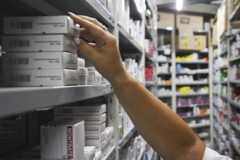 Buenos Aires, Argentina.- En las fotos tomadas el 23 de enero del 2024, muestra una farmacia de la ciudad de Buenos Aires. El Ministerio de Salud de la Nación avanza en la reglamentación del DNU sobre los artículos vinculados a la prescripción de medicamentos y su comercialización. Los médicos deberán consignar el nombre genérico o denominación común internacional en la receta, aunque también podrán sugerir una marca comercial que el farmacéutico podrá sustituir por otra de menor precio a pedido del consumidor, al tiempo que definió que la venta libre de medicamentos en establecimientos no habilitados como farmacias estará limitada a los antiácidos y analgésicos.