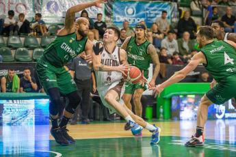 Comodoro Rivadavia/- En la foto tomada el 9 de enero de 2024, Gimnasia de Comodoro Rivadavia enfrenta a Platense, en una nueva Fecha de la Liga Nacional de Basquet. Gimnasia y Esgrima de Comodoro Rivadavia derrotó por 102-69 a Platense, en una nueva jornada de la Liga Nacional. El goleador del encuentro fue Alvaro Yarza con 18 puntos, mientras que, en el local, Marcos Chacon aportó 17 unidades.