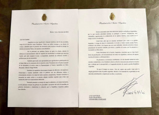 Buenos Aires.- In the photo taken on January 11, 2024, President Javier Milei sends a letter to Pope Francis inviting him to visit the Argentine Republic. President Javier Milei sent a letter to Pope Francis to visit Argentina during his term in the face of rumors that His Holiness could return to the country in 2024 and also the strong criticism he had made during the campaign.