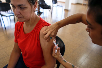 Posadas, Argentina.- In the photos taken on January 26, 2024, health professionals participate in a dengue vaccination day. The dengue vaccine is administered free of charge to people between 20 and 40 years old amid the great increase in dengue cases in Misiones. While the death toll rises to 6.