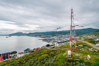 Ushuaia.- En la foto tomada el 8 de enero de 2024, torres de telefonía celular en Ushuaia, capital del Tierra del Fuego. La ciudad de Ushuaia se convirtió esta semana en el quinto distrito del país en prohibir las redes de comunicaciones 5G hasta que estudios científicos demuestren su inocuidad tanto para los seres humanos como para el ambiente y con esta medida desató un debate sanitario sobre la utilización de este tipo de tecnologías.