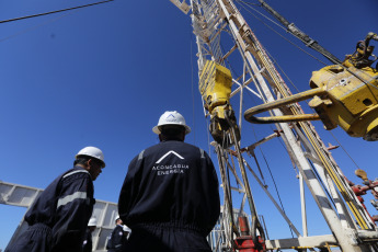 Mendoza, Argentina.- Photos taken on January 29, 2024 show the drilling of the SR.x-1001 exploratory well of the Argentine energy group Aconcagua Energía (AE). The AE announced an agreement with the company Impulsa Mendoza SA to incorporate a new oil tower. Its operation is planned for the third quarter of this year in the Cuyana Basin, with an initial investment of 3.1 million dollars. The equipment could be used in Vaca Muerta, since it meets the necessary conditions, the firm indicated.