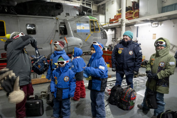 Antártida.- En la foto tomada el 17 de enero de 2024, las familias que invernaron en la base antártica argentina Esperanza emprendieron el retorno a sus hogares en el avión Hércules C-130 desde la base Marambio a Río Gallegos, tras haber sido transitoriamente alojadas en el rompehielos ARA Almirante Irízar (RHAI) hasta este martes a la madrugada. Se trata de siete familias con un total de 12 niños y niñas, 4 adolescentes y 2 jóvenes, en un rango etario de 5 a 20 años.