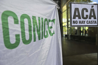 Buenos Aires, Argentina.- In the photos taken on January 17, 2024, workers from the National Council for Scientific and Technical Research (Conicet) hold an "assembly and noise" at the Scientific Pole to denounce "dismissals" in the administrative sector. The organizations that represent researchers complain against the adjustment in the Council, which did not resolve to give the results of scholarships or promotions until the new budget is approved.