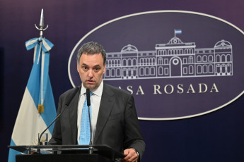 Buenos Aires, Argentina.- En las fotos tomadas el 19 de enero del 2024, el portavoz presidencial Manuel Adorni, brinda una conferencia de prensa en Buenos Aires, Argentina. Adorni, defendió el incremento en las tarifas del autotransporte de pasajeros y de ferrocarril del Área Metropolitana de Buenos Aires (AMBA), tanto porque "traían un atraso desde el último congelamiento de agosto" como por formar parte de un cambio de "la lógica de los subsidios".