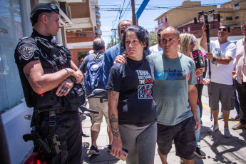 Mar de Ajó, Argentina.- In the photos taken on January 3, 2024, Samanta Ferreyra, mother of Tomás Tello, leaves the prosecutor's office after giving testimony. The eight adults arrested for the crime of Tomás Tello, the 18-year-old young man stabbed to death in the Santa Teresita spa during the New Year celebrations , refused to testify before the prosecutor in the case in a day of investigations that lasted until this morning, judicial sources reported.