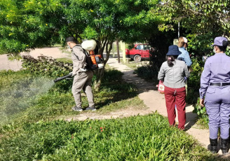 Formosa- In the photo of January 14, 2024, fumigations in the province of Formosa. A new fatal victim was registered last Saturday in San Luis del Palmar, Corrientes, raising the total number of deaths to five in the province. At the same time, three possible cases of infection were reported in Neuquén, and the northeastern provinces of the country warned about the increase in the disease in recent weeks. Concern is growing, and local authorities are stepping up their efforts to prevent breeding of the transmitting mosquito and end the chain of contagion.