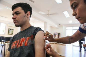 Posadas, Argentina.- In the photos taken on January 26, 2024, health professionals participate in a dengue vaccination day. The dengue vaccine is administered free of charge to people between 20 and 40 years old amid the great increase in dengue cases in Misiones. While the death toll rises to 6.