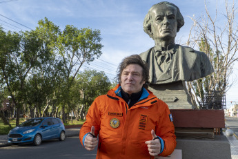 Rīo Gallegos.- In the photo taken on January 6, 2024, President Javiel Milei begins his journey to Antarctica, leaving the hotel greeting the people who were waiting for him. Foreign Minister Diana Monidno and Rafael Grossi, the director of the International Atomic Energy Agency (IAEA), accompanied the president in greetings.