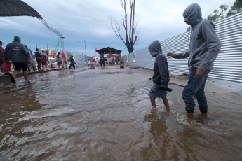 Corrientes.- En la foto tomada el 11 de enero de 2024, con una ruta nacional cortada en dos tramos, evacuaciones y desmoronamientos, el centro y sur de la provincia de Corrientes padece hoy un temporal de lluvia que superó ampliamente sus registros históricos, con marcas de hasta 400 milímetros de agua caída en las últimas horas.