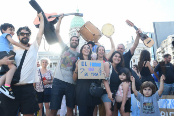 Buenos Aires.- En la foto tomada el 11 de enero de 2024, diferentes sectores de la cultura reqalizan un "Musicazo" hoy en la Plaza del Congreso, para alertar sobre el impacto negativo para el sector con las modificaciones incluidas en la ley de "Bases y Puntos de Partida para la Libertad de los Argentinos", dado que "se incluye el desfinanciamiento del Instituto Nacional de la Música (Inamu) y la eliminación del Fondo Nacional de las Artes (FNA)".