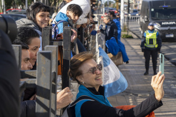 Rīo Gallegos.- En la foto tomada el 6 de enero de 2024, el Presidente Javiel Milei inicia su viaje hacia la Antártida, al salir del hotel saludo a la gente que lo esperaba. La Ministra de Relaciones Exteriores Diana Monidno junto a Rafael Grossi, el director del Organismo Internacional de Energía Atómica (OIEA), acompañaron al presdiente en los saludos.