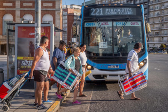 Mar del Plata.- In the photo taken on January 8, 2024, in high season the drivers of urban buses in the city have just started a stoppage with total service cut due to the lack of payment of all their assets for December. The measure of force, which is indefinite, had been warned late Friday from the local driving of the Union Tranviaria Automotor (UTA)after confirming that the companies operating these urban lines had only deposited a third of the salary to their workers. 18 today was the last deadline.