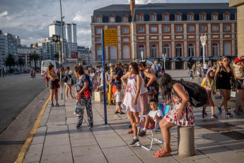 Mar del Plata.- En la foto tomada el 8 de enero de 2024, en plena temporada alta los choferes de colectivos urbanos de la ciudad acaban de iniciar un paro con corte total del servicio debido a la falta de pago de la totalidad de sus haberes correspondientes a diciembre. La medida de fuerza, que es por tiempo indeterminado, se había advertido a última hora del viernes desde la conducción local de la Unión Tranviaria Automotor (UTA), luego de confirmar que las empresas que operan estas líneas urbanas solo habían depositado solo un tercio del sueldo a sus trabajadores. Las 18 de hoy era el último plazo.