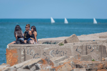 Mar del Plata, Argentina.- In the photos taken on January 2, 2024, tourists enjoy the beaches of Mar del Plata. In 2020, only 3,685,937 people visited the city of Mar del Plata. In 2021, post-pandemic, income rebounded and reached records similar to 2004: 6,644,442 tourists. By 2022, the figure rose to 8,853,245 and set the bar high. The following year, La Feliz broke its own record again: in 2023, it received 9,013,380 people and, in the last three years, it tripled the number of tourists.